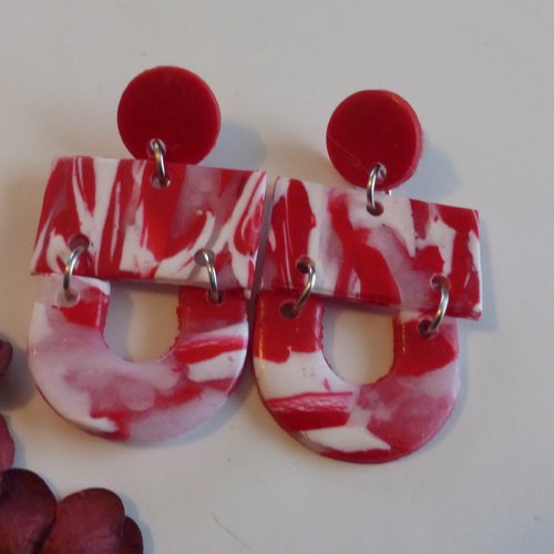 Boucles d'oreilles créoles originales rouges et blanches en pâte polymère