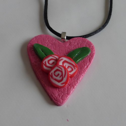 Pendentif coeur avec des roses rouges en pâte polymère