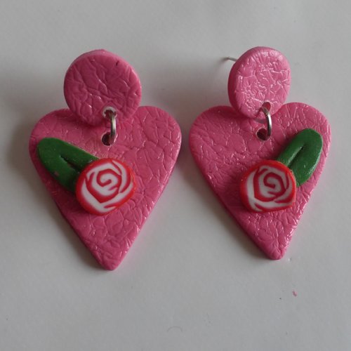 Boucles d'oreilles pendantes coeur avec des roses rouges en pâte polymère