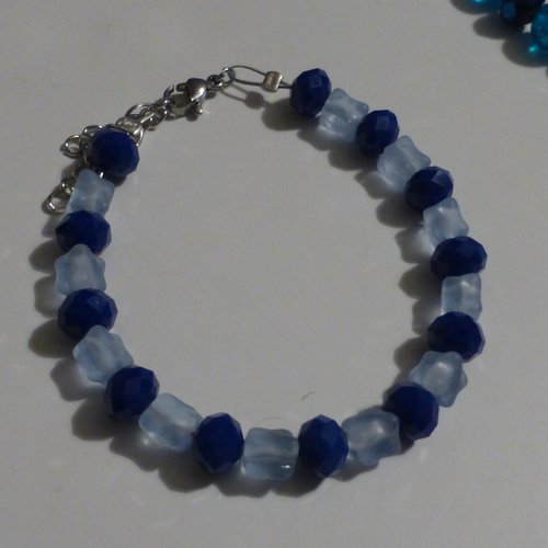 Bracelet de perles en verre bleu