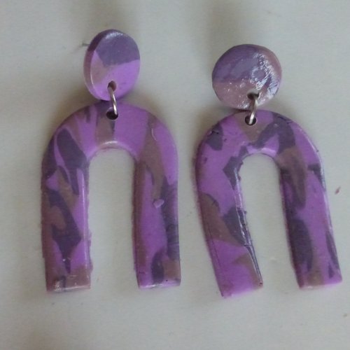 Boucles d'oreilles pendantes grand arc en ciel marbrées mauves violettes en pâte polymère pour halloween