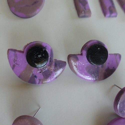 Boucles d'oreilles petit bateau marbrées mauves violettes en pâte polymère pour halloween