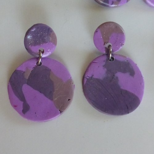 Boucles d'oreilles pendantes grand cercle marbrées mauves violettes en pâte polymère pour halloween