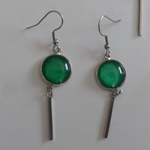 Boucles d'oreilles unies vert émeraude en cabochon de verre