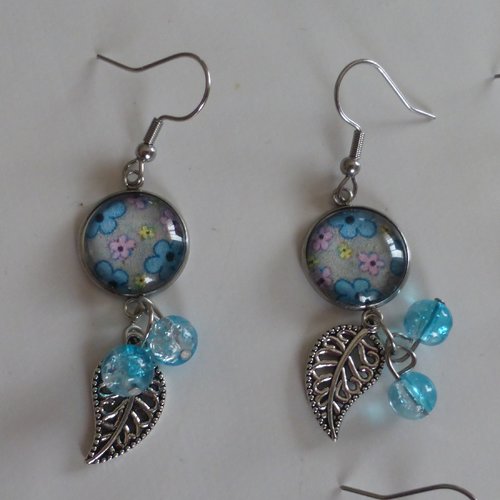 Boucles d'oreilles pendantes fleurs bleues et roses en cabochon de verre et perles en verre