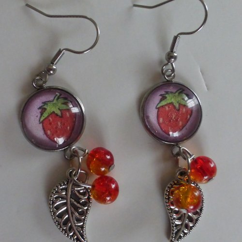 Boucles d'oreilles pendantes fraises rouges en cabochon de verre et perles en verre