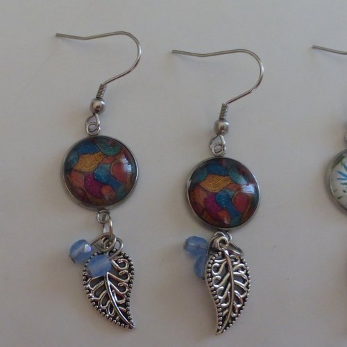 Boucles d'oreilles pendantes volutes multicolores en cabochon de verre et perles en verre