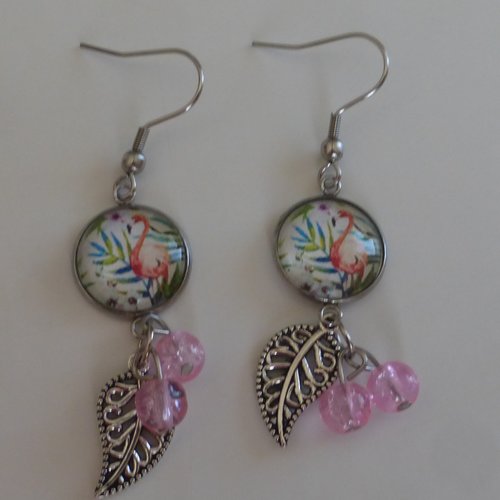 Boucles d'oreilles pendantes flamant rose en cabochon de verre et perles en verre