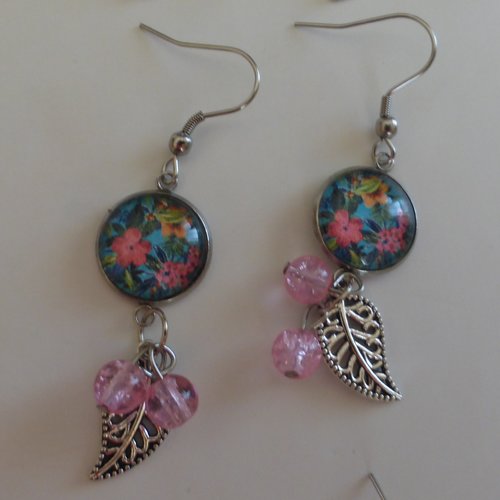 Boucles d'oreilles pendantes fleurs roses en cabochon de verre et perles en verre