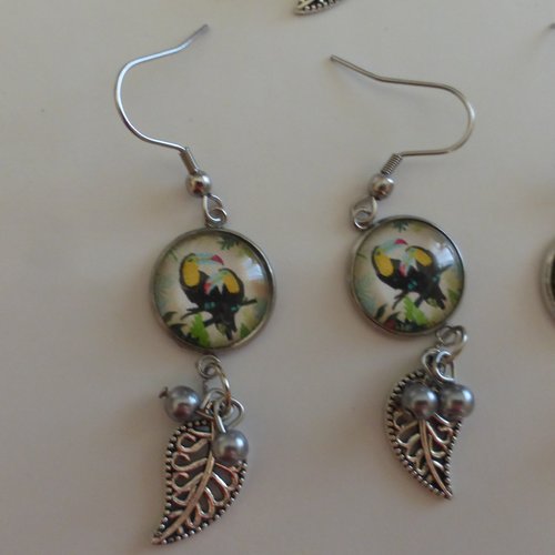 Boucles d'oreilles pendantes toucan jaune argenté et noir en cabochon de verre et perles en verre