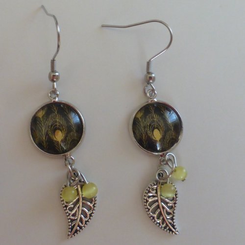 Boucles d'oreilles pendantes plumes jaunes et noires en cabochon de verre et perles en verre
