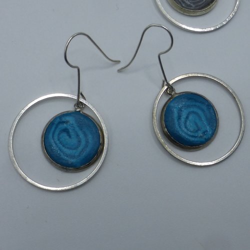 Boucles d'oreilles créoles rondes spirale bleu turquoise en pâte polymère
