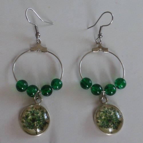 Boucles d'oreilles créoles arbre de vie vert en cabochon de verre et perles en verre