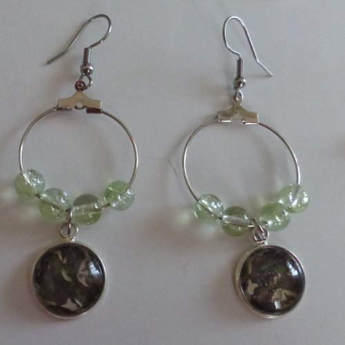 Boucles d'oreilles créoles camouflage vert kaki en cabochon de verre et perles en verre