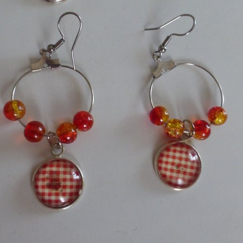 Boucles d'oreilles créoles vichy rouge et jaune en cabochon de verre et perles en verre