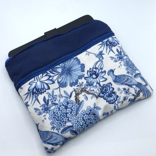 Pochette pour tablette 10 pouces, étui pour tablette oiseaux et fleurs bleu marine et blancs en coton avec petite poche