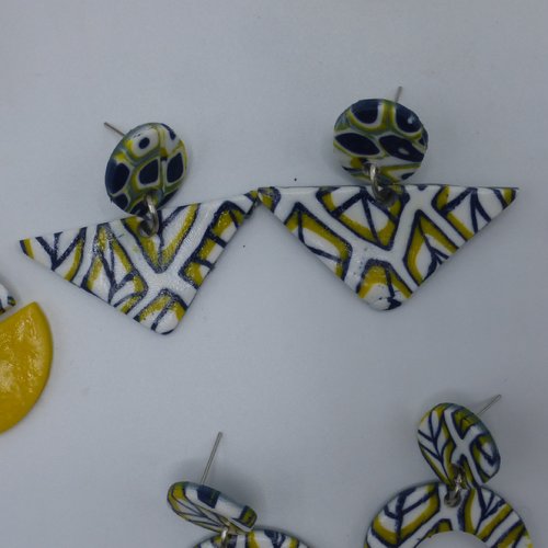 Boucles d'oreilles triangles feuilles bleu marine et jaune en pâte polymère
