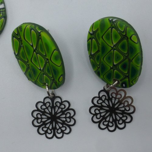 Boucles d'oreilles pendantes fleur triangle vert en pâte polymère et acier inoxydable
