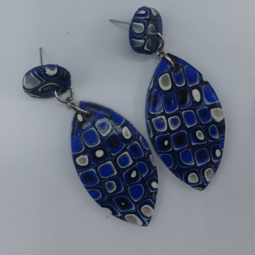 Boucles d'oreilles pendantes navette bleu foncé en pâte polymère