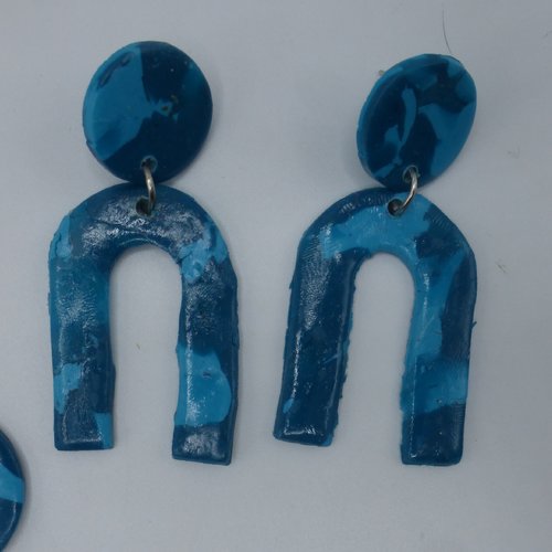 Boucles d'oreilles pendantes marbrées grand arc en ciel bleu turquoise en pâte polymère