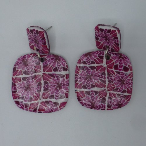Boucles d'oreilles pendantes carrées kaléidoscope violet bordeaux rose fuchsia en pâte polymère
