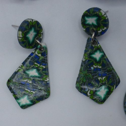 Boucles d'oreilles pendantes losange kaléidoscope vert foncé et bleu foncé en pâte polymère et acier inoxydable