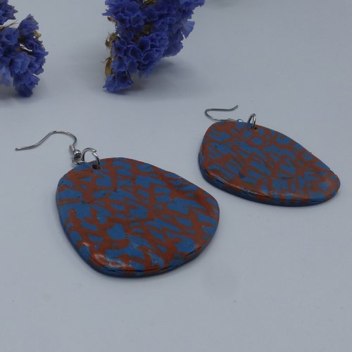 Boucles d'oreilles pendantes galet motif graphique bleu et terracotta en pâte polymère et acier inoxydable