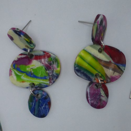 Boucles d'oreilles pendantes 3 galets marbrées multicolores en pâte polymère et acier inoxydable