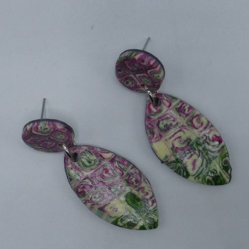 Boucles d'oreilles pendantes navette marbrées rose fuchsia et vert en pâte polymère