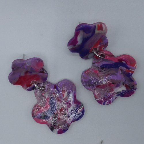 Boucles d'oreilles pendantes girly fleur marbrées roses rouges mauves violettes en pâte polymère