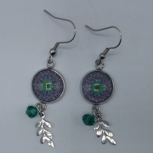 Boucles d'oreilles pendantes kaléidoscope vitrail vert émeraude et bleu marine en cabochon de verre