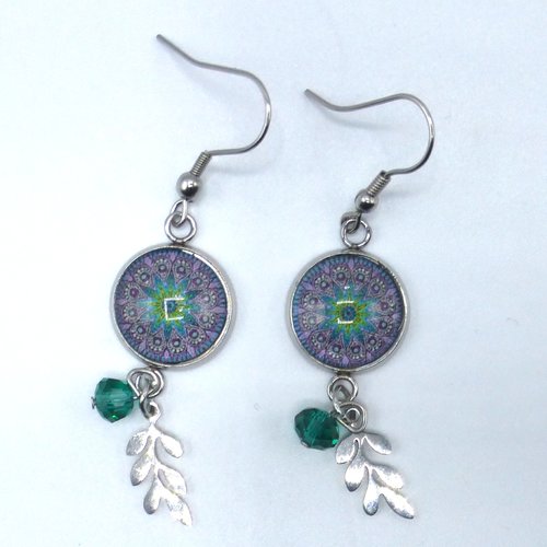Boucles d'oreilles pendantes kaléidoscope vitrail vert émeraude et bleu marine en cabochon de verre