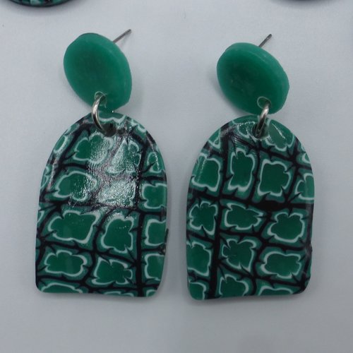 Boucles d'oreilles pendantes arche fleurs vert émeraude en pâte polymère