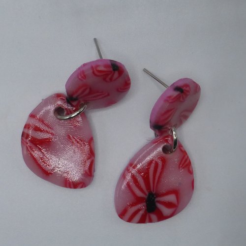 Boucles d'oreilles pendantes triangle fleurs rose fuchsia en pâte polymère