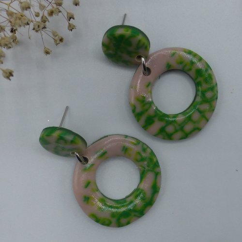Boucles d'oreilles pendantes créoles rondes vert et chair façon peau de crocodile en pâte polymère