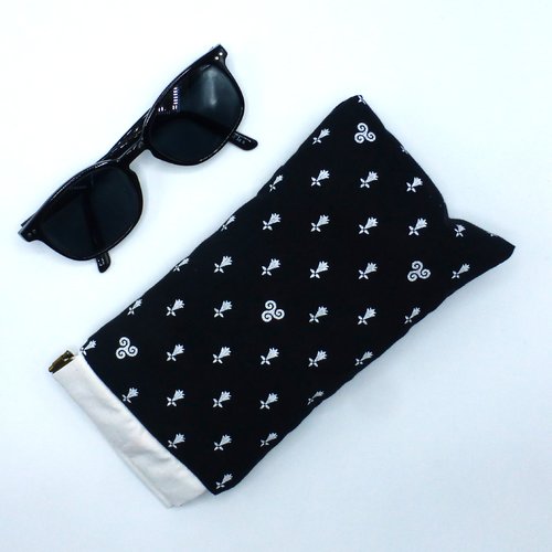 Etui à lunettes molletonné motif breton bretagne triskells hermines noir et blanc en coton