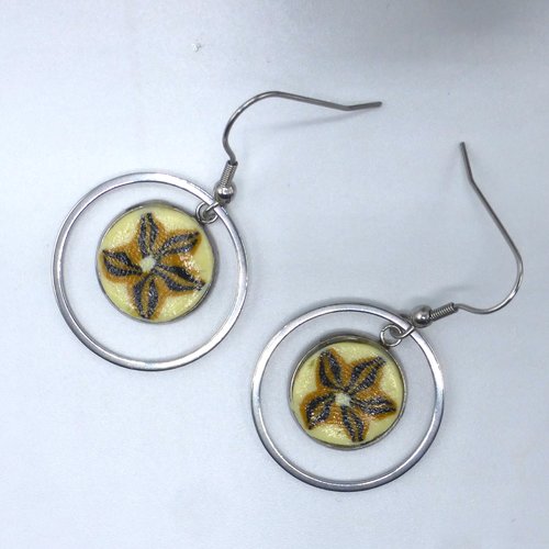 Boucles d'oreilles créoles rondes fleur jaune moutarde ocre noir en pâte polymère et acier inoxydable