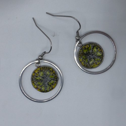 Boucles d'oreilles créoles rondes kaléidoscope feuilles géométrique jaune vif noir en pâte polymère et acier inoxydable