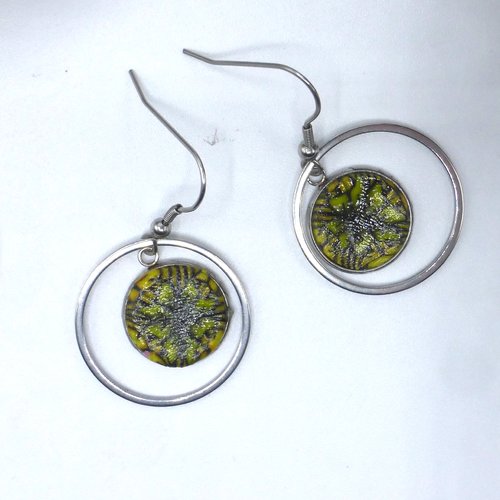 Boucles d'oreilles créoles rondes kaléidoscope feuilles géométrique jaune vif noir en pâte polymère et acier inoxydable