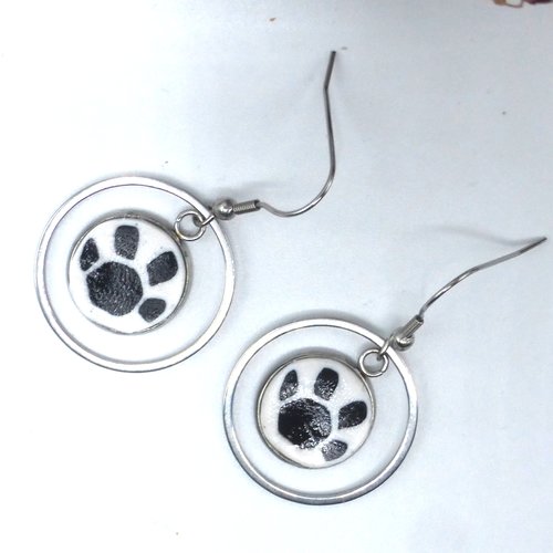 Boucles d'oreilles créoles rondes empreinte de patte de chat chien noir et blanc en pâte polymère et acier inoxydable