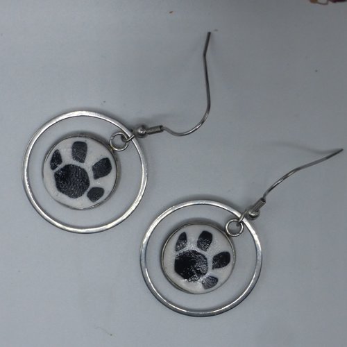 Boucles d'oreilles créoles rondes empreinte de patte de chat chien noir et blanc en pâte polymère et acier inoxydable