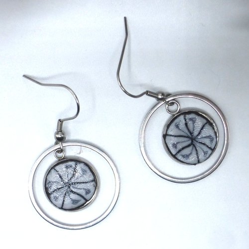 Boucles d'oreilles créoles rondes fleur grise et noire en pâte polymère et acier inoxydable