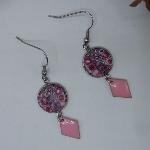Boucles d'oreilles carreaux rose fuchsia en pâte polymère