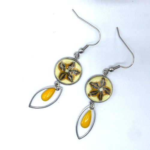 Boucles d'oreilles fleur jaune ocre moutarde noir en pâte polymère et acier inoxydable
