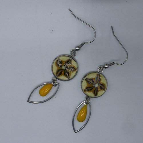 Boucles d'oreilles fleur jaune ocre moutarde noir en pâte polymère et acier inoxydable
