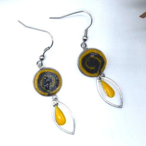 Boucles d'oreilles spirale jaune ocre moutarde noir en pâte polymère et acier inoxydable