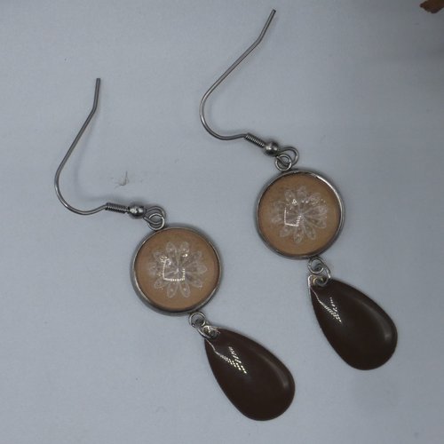 Boucles d'oreilles pendantes fleur mandala beige taupe marron blanc en cabochon en verre et acier inoxydable