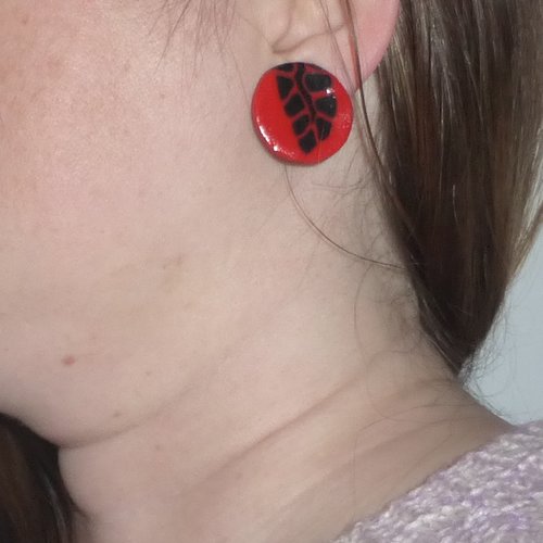 Clips d'oreilles ronds rouge et noir feuilles en pâte polymère et acier inoxydable