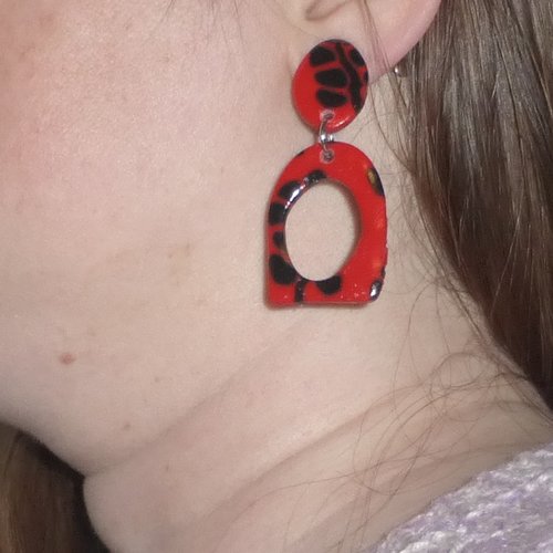 Clips d'oreilles créoles arche feuilles rouge noir en pâte polymère et acier inoxydable