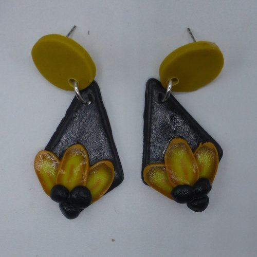 Boucles d'oreilles losanges fleur tournesol jaune et noir en pâte polymère